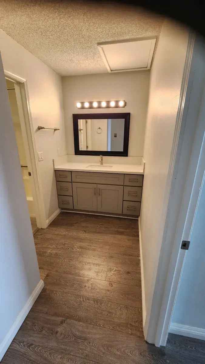 Rent Apartment Unit in Koreatown Spacious and Bright Top Floor