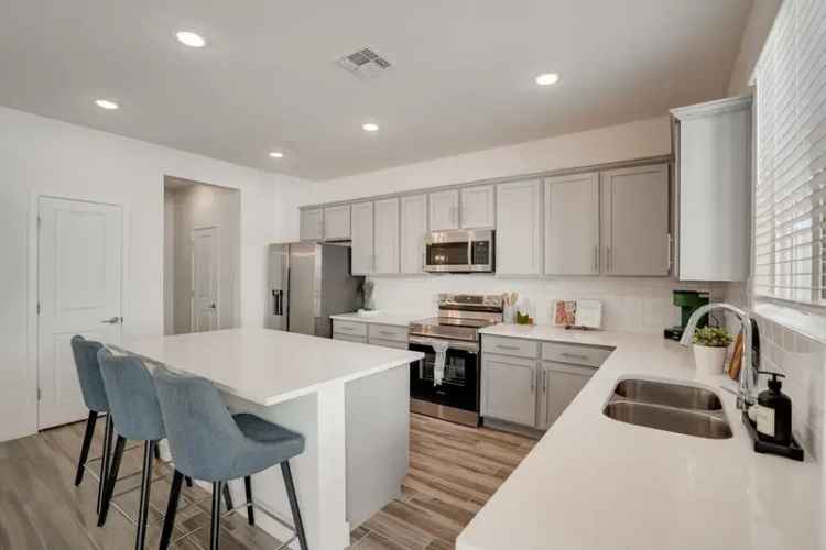 Rent 4 Bedroom Townhomes in Arcadia Phoenix with Resort Style Amenities