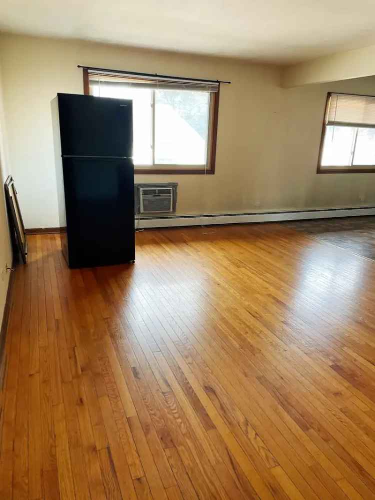 Rent Spacious Apartment Unit in Libertyville with Ample Features