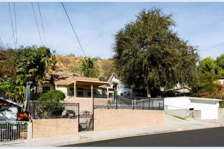 Buy Two Houses and Studio in Lincoln Heights with Spacious Living Areas