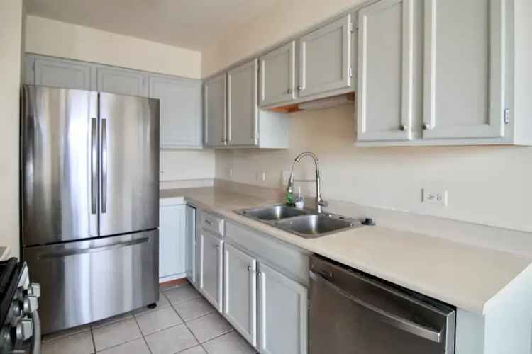 Rent Townhouse in Prime Location with Spacious Layout and Modern Features