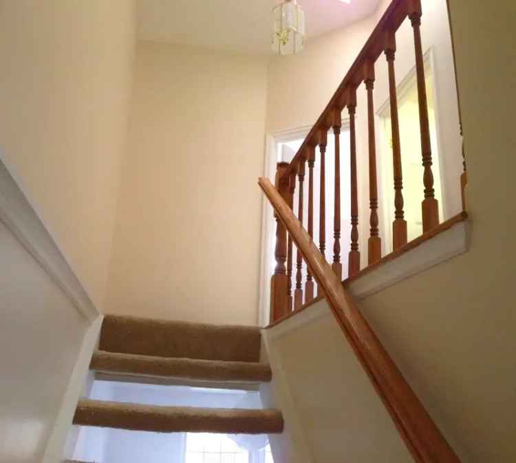 Townhouse for Rent in Arlington with Scenic Views and Modern Upgrades