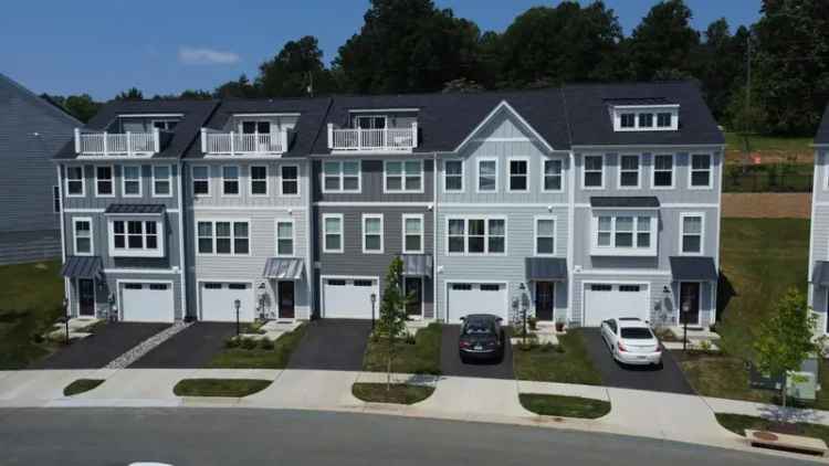 Rent a luxury townhouse in Charlottesville with modern amenities and views