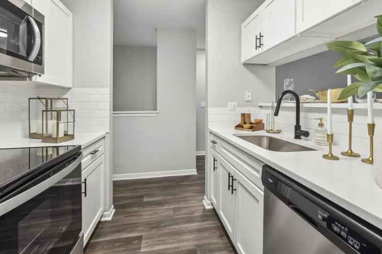 Rent Apartments in Bloomingdale with Private Entrances and Modern Amenities