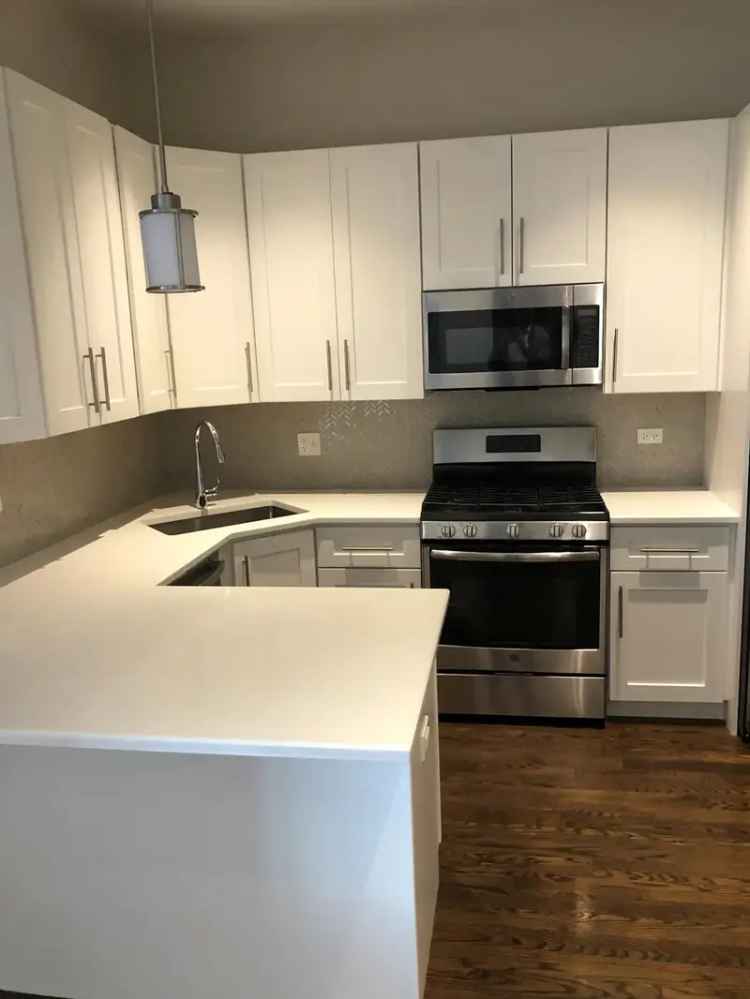 Rent Apartment Unit in Lincoln Park with Modern Kitchen and Beach Access