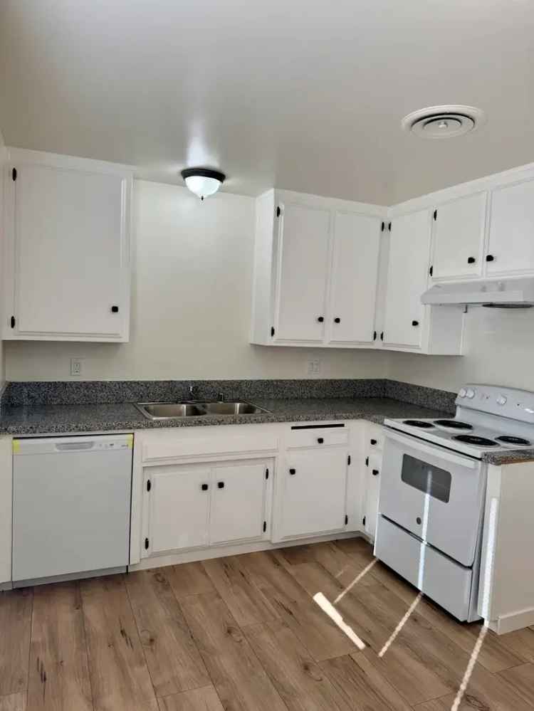 Rent 2 Bedroom Apartment in Southwest Bakersfield with Patio and A/C