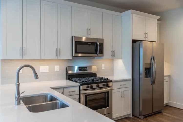 Rent Jordan's Branch Apartments in Libbie Mill Midtown with Modern Finishes