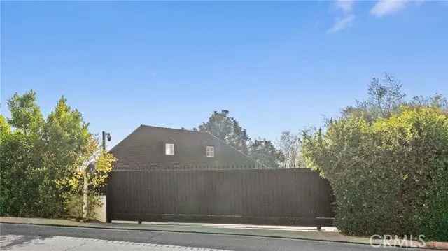 House For Sale in 2828, Benedict Canyon Drive, Beverly Hills, California