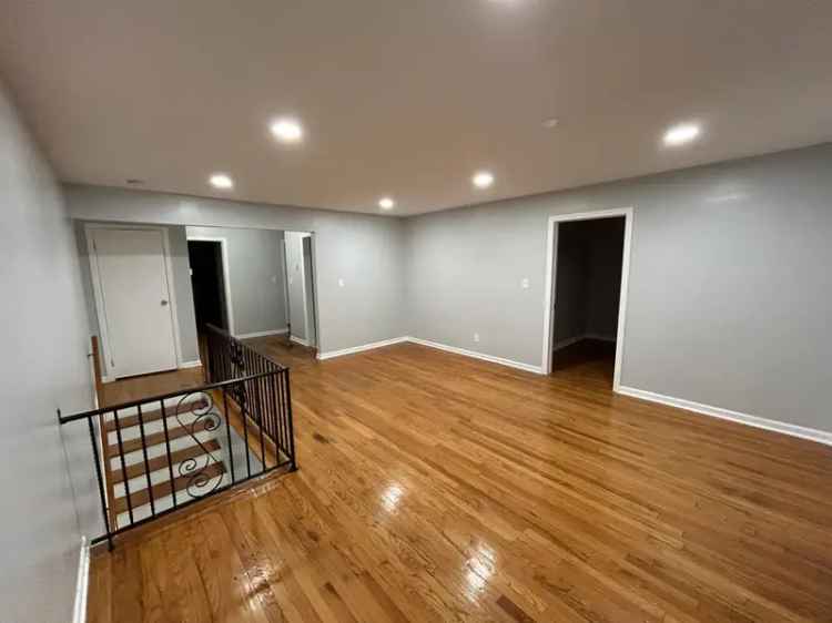 Rent Apartment Unit in Elizabeth with 3 Bedrooms and Modern Amenities