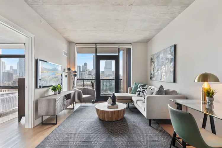 Rent Apartments in West Loop with Modern Finishes and Great Views