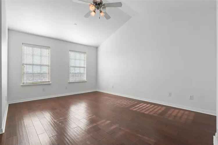 Rent a Convenient Townhome in Addison with Large Bedrooms and Amenities