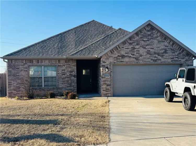 House For Sale in 1001, East Ridge View Drive, Siloam Springs, Arkansas