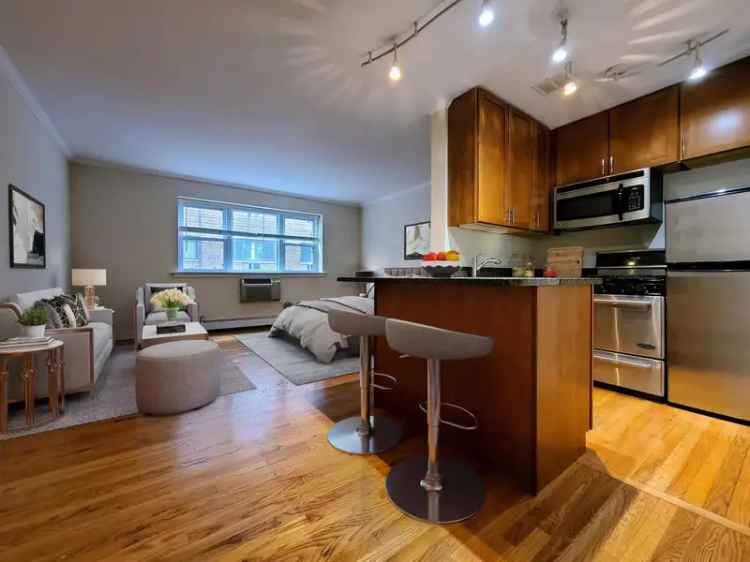 Rent Renovated Apartments in Lincoln Park with Modern Amenities