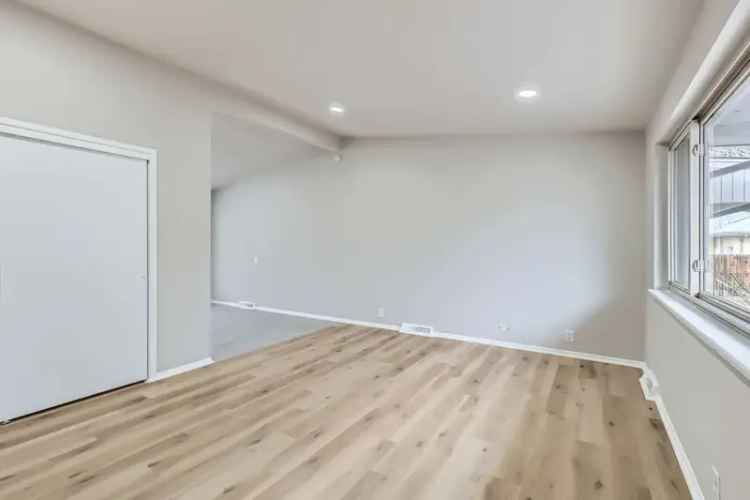 Rent 3 Bedroom Apartment Unit in Denver with Detached Garage