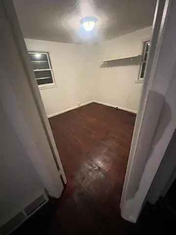 Rent Apartment Unit Near Downtown with Fenced Backyard and Parking