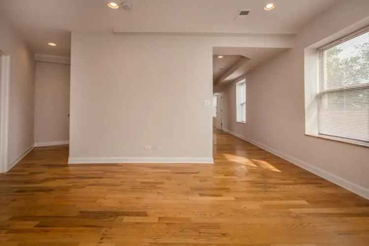 Rent Beautiful Renovated Apartments Near Rogers Avenue in Chicagos