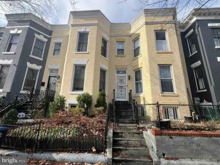 House For Sale in 206, 10th Street Northeast, Washington, District of Columbia