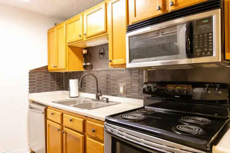 Rent Apartment Unit in Lakewood with Two Bedrooms and Modern Features