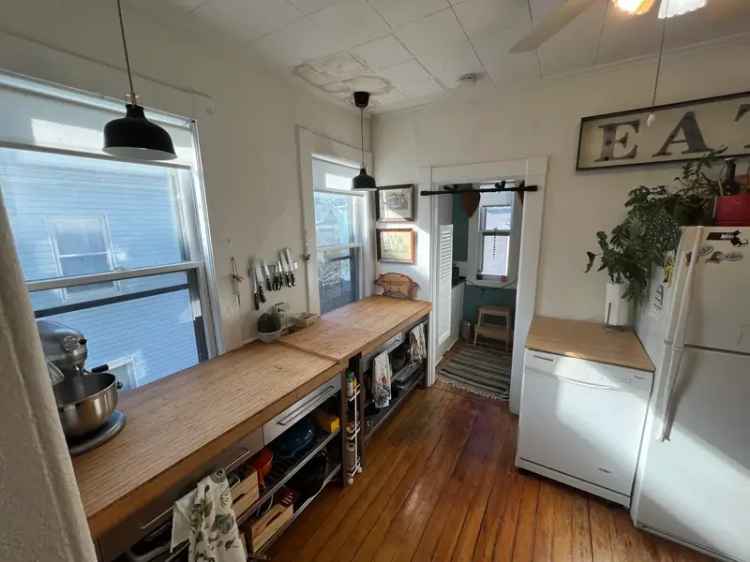 Rent Apartment Unit in Porter Square with 2 Bedrooms and 1 Bath