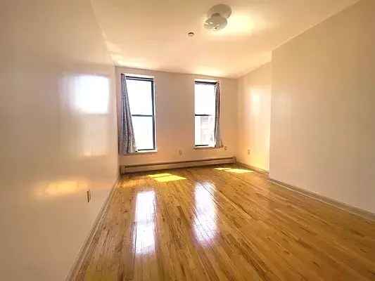 Rent Massive One Bedroom Apartment in Bushwick with Great Features