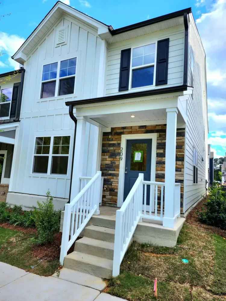 Townhouse for Rent in Fuquay Varina with Modern Amenities and Schools