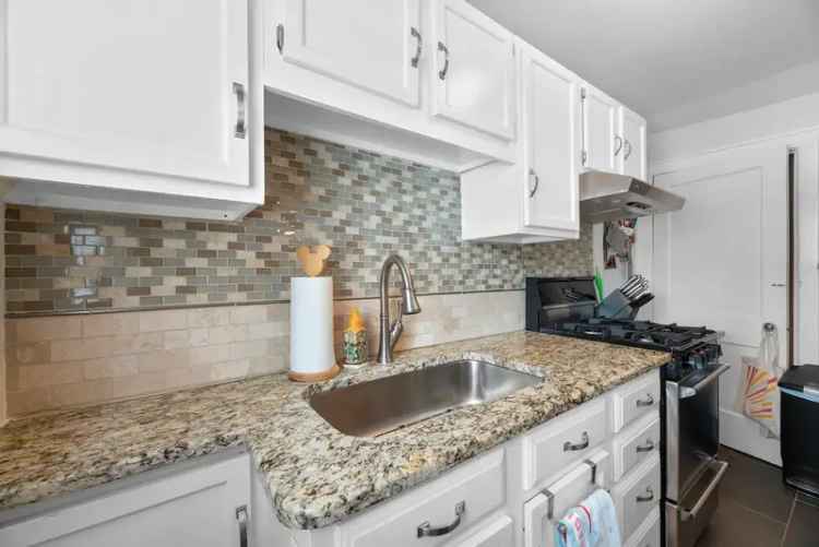 Rent Apartment Unit in Grandview with Outdoor Space and Modern Kitchen