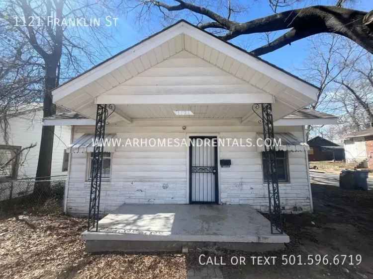 Rent Single Family Home in 1121 Franklin St with Yard and Porch