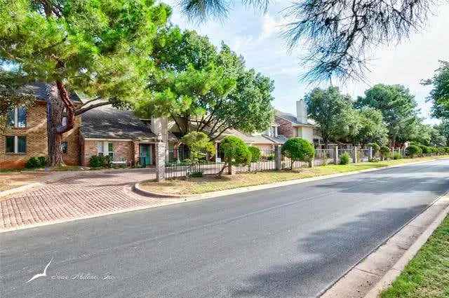 Townhouse for Sale in Fairway Oaks with 3 Bedrooms and Courtyard