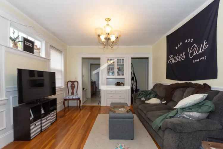 Rent Bright Spacious Pet Friendly Apartment in Oak Square with Yard