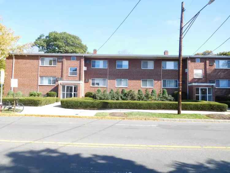 Rent Newton Corner Apartments with No Broker Fee and Great Amenities