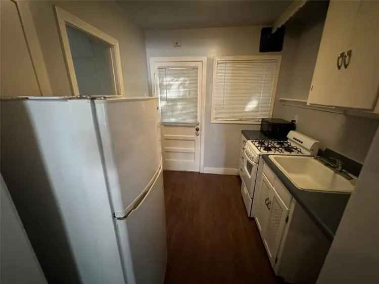 Rent Spacious Studio Condo in West Campus Near University of Texas