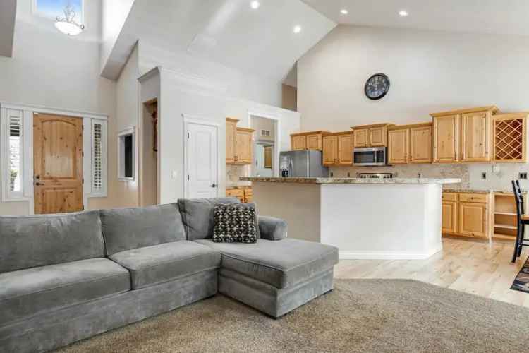 Home for Rent in Boise with Beautiful Upgrades and Golf Course Views