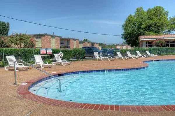 Rent Apartments in University Gardens Manor with Great Amenities