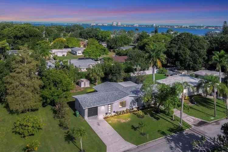 House For Sale in 104, 24th Street Northeast, Bradenton, Florida