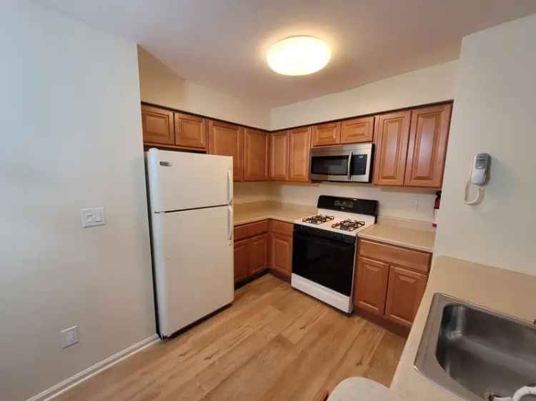 Rent 2 Bedroom Condo in East Brunswick with Modern Features