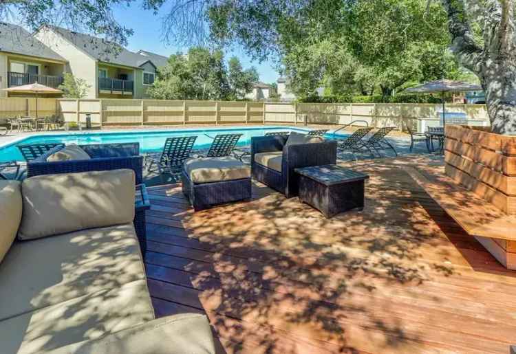 Rent Oak Creek Luxury Apartments in Sonoma County with Modern Amenities