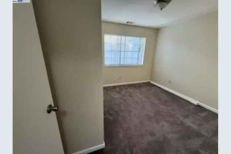 Rent 2 Bedrooms Condo in Quiet Neighborhood with Pool and Spa