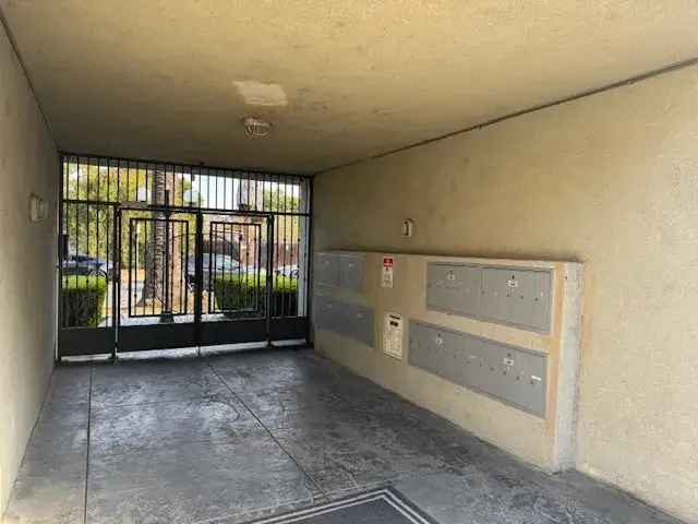 Rent Spacious Two Bedroom Apartment in Sherman Oaks with Balcony