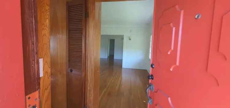 Rent Spacious 3 Bedroom Apartment Unit in Los Angeles with Garden