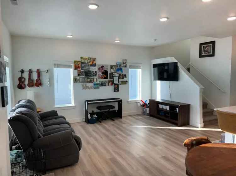 Rent End Unit Townhome in North Ogden with Mountain View and Pool