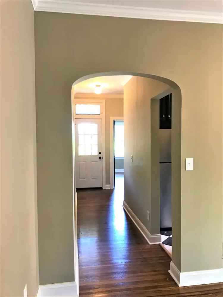 Rent Apartment Unit with Stunning Remodel in Great Location