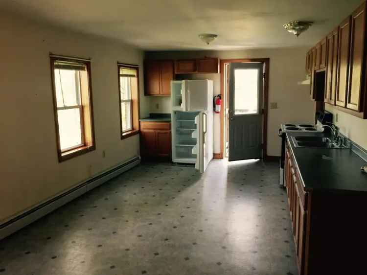 Rent Modern 3 Bedroom Apartment Unit Near Amenities