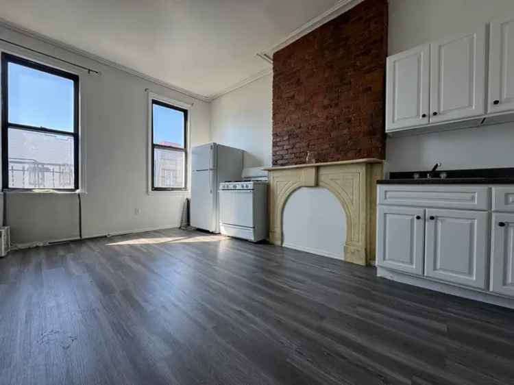 Rent Studio Apartment in Bushwick with Renovated Features and East-Facing Windows