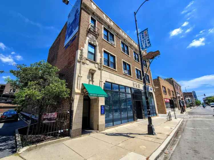 Rent Apartments in Lincoln Park with Hardwood Floors and Stainless Steel Appliances