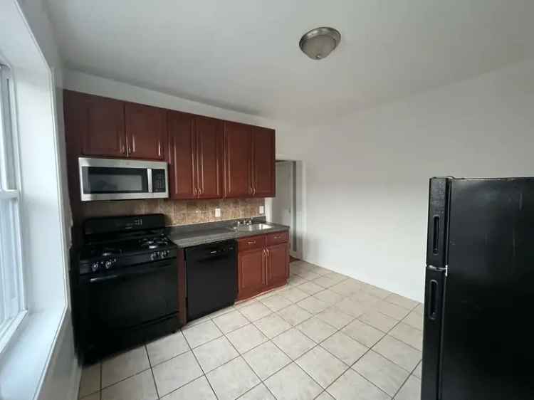 Rent Beautiful 1 Bedroom Apartment with High-End Finishes Near Transportation