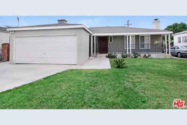 Buy Traditional Home in Crenshaw Manor with Spacious Great Room