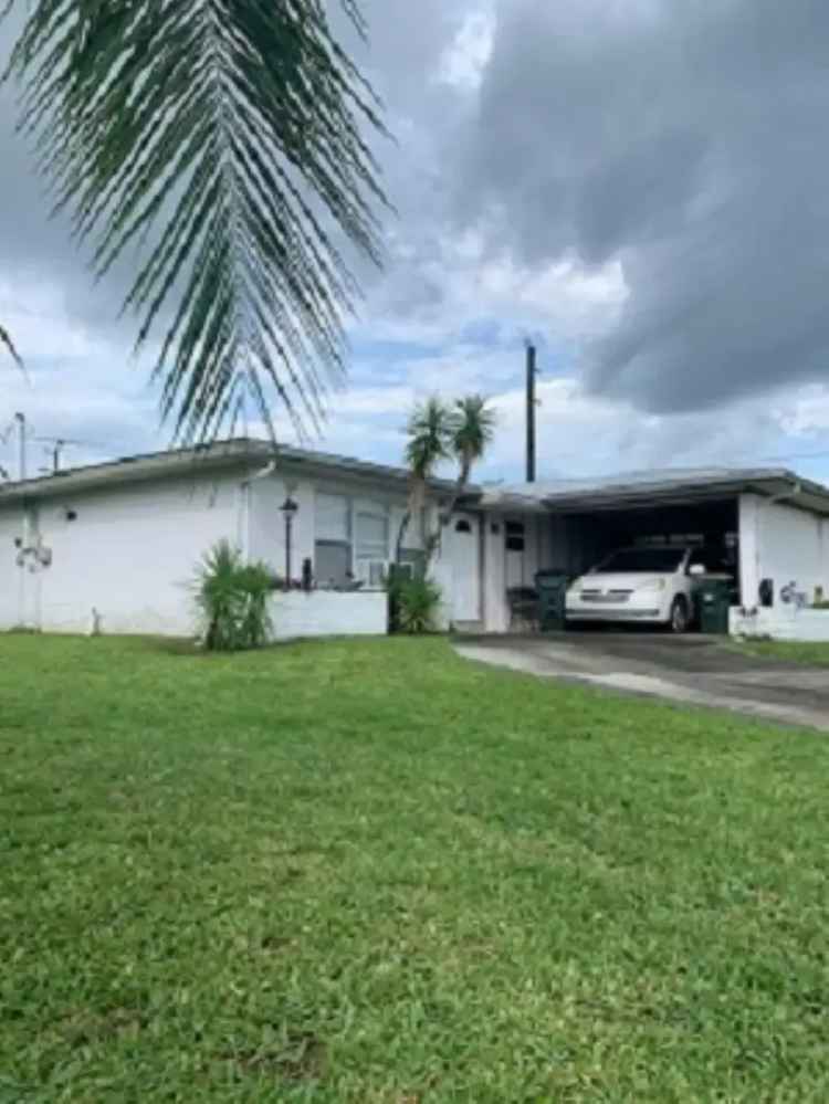 Rent House in North Port with 2 Bedrooms and Huge Living Area