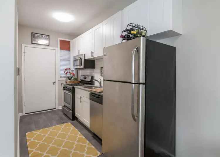 Rent Apartment in Lakeview with Modern Features Near Wrigley Field