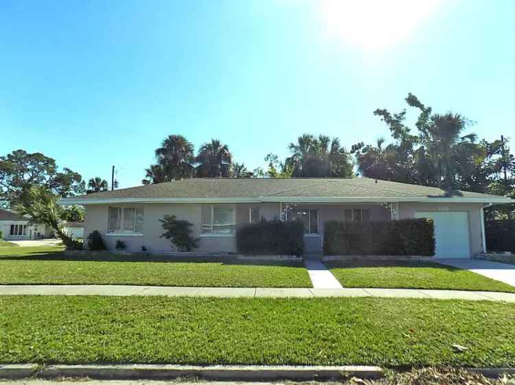 House For Sale in 2215, 18th Avenue West, Bradenton, Florida