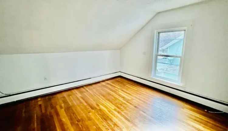 Rent Spacious 3 Bedroom Apartment in South Hadley with Hardwood Flooring